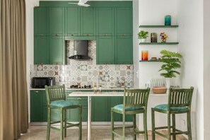 Microwave, cookware/dishes/utensils - Nerul Nirvana Nest by Dia Hotels  (Nerul)