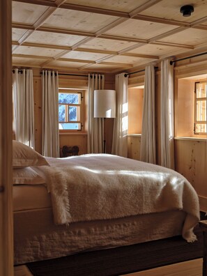 6 bedrooms, iron/ironing board, Internet, bed sheets
