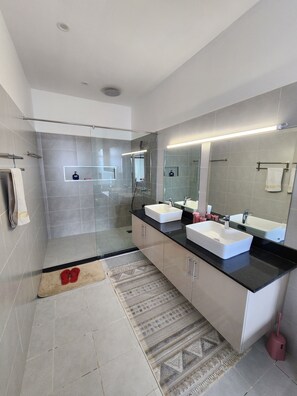 Shower, towels, soap, toilet paper - Luopian Executive Penthouse (Mombasa)
