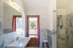 Appartement, uitzicht op tuin | Badkamer