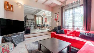 Televisie, een dvd-speler en een stereo