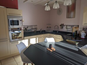 Réfrigérateur, micro-ondes, four, plaque de cuisson