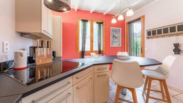 Réfrigérateur, micro-ondes, four, plaque de cuisson