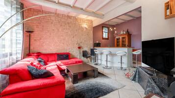 Televisie, een dvd-speler en een stereo