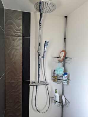 Dusche, Haartrockner, Handtücher