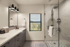 Shower, hair dryer, towels, shampoo - Hilltop Retreat Spectacular Red Rock Mtn Views! Be (Sedona)