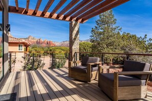 A wooden deck with two chairs and a pergola. - Hilltop Retreat Spectacular Red Rock Mtn Views! Be (Sedona)