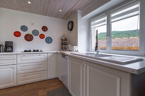 Frigorífico, microondas, horno y placa de cocina