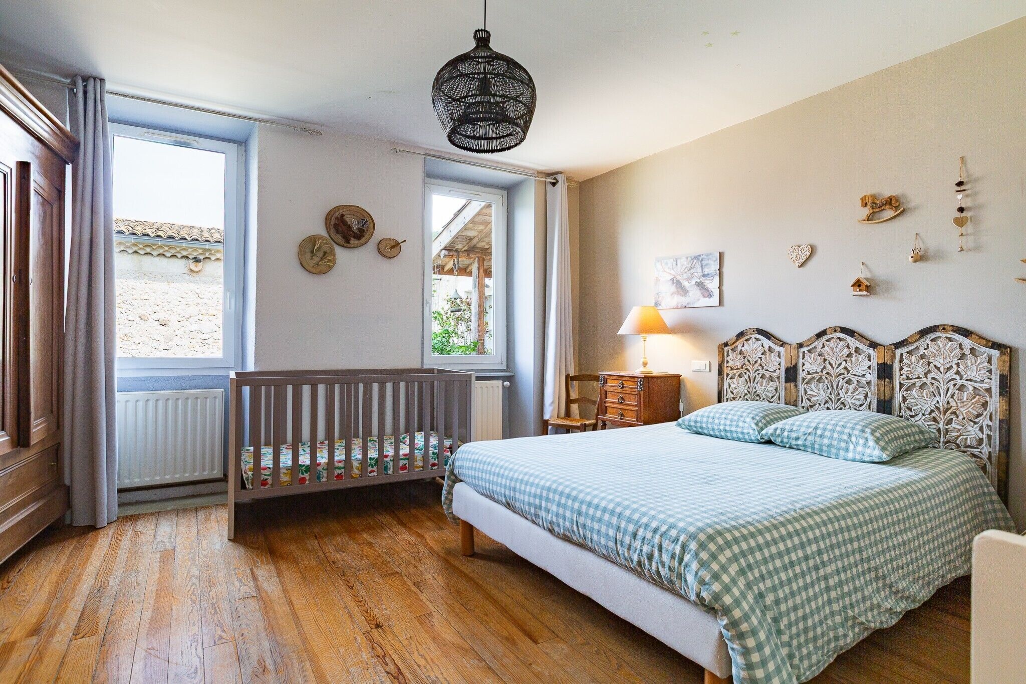 6 bedrooms, iron/ironing board, WiFi, bed sheets