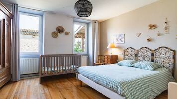6 bedrooms, iron/ironing board, WiFi, bed sheets