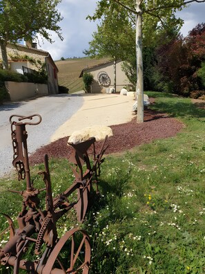 Property grounds - Country House “Gîte La Pigne” with Mountain View, Private Pool, and Wi-Fi (Aurel)