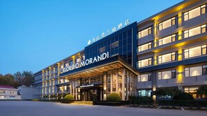 Un hôtel doté d’une façade moderne, de grandes fenêtres et d’une enseigne bien visible.
