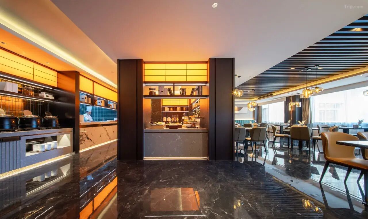Un restaurante moderno con barra, asientos y vistas a la ciudad.