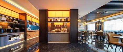 Un restaurante moderno con barra, asientos y vistas a la ciudad.