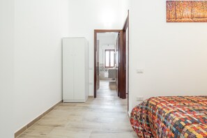 1 chambre, fer et planche à repasser, draps fournis