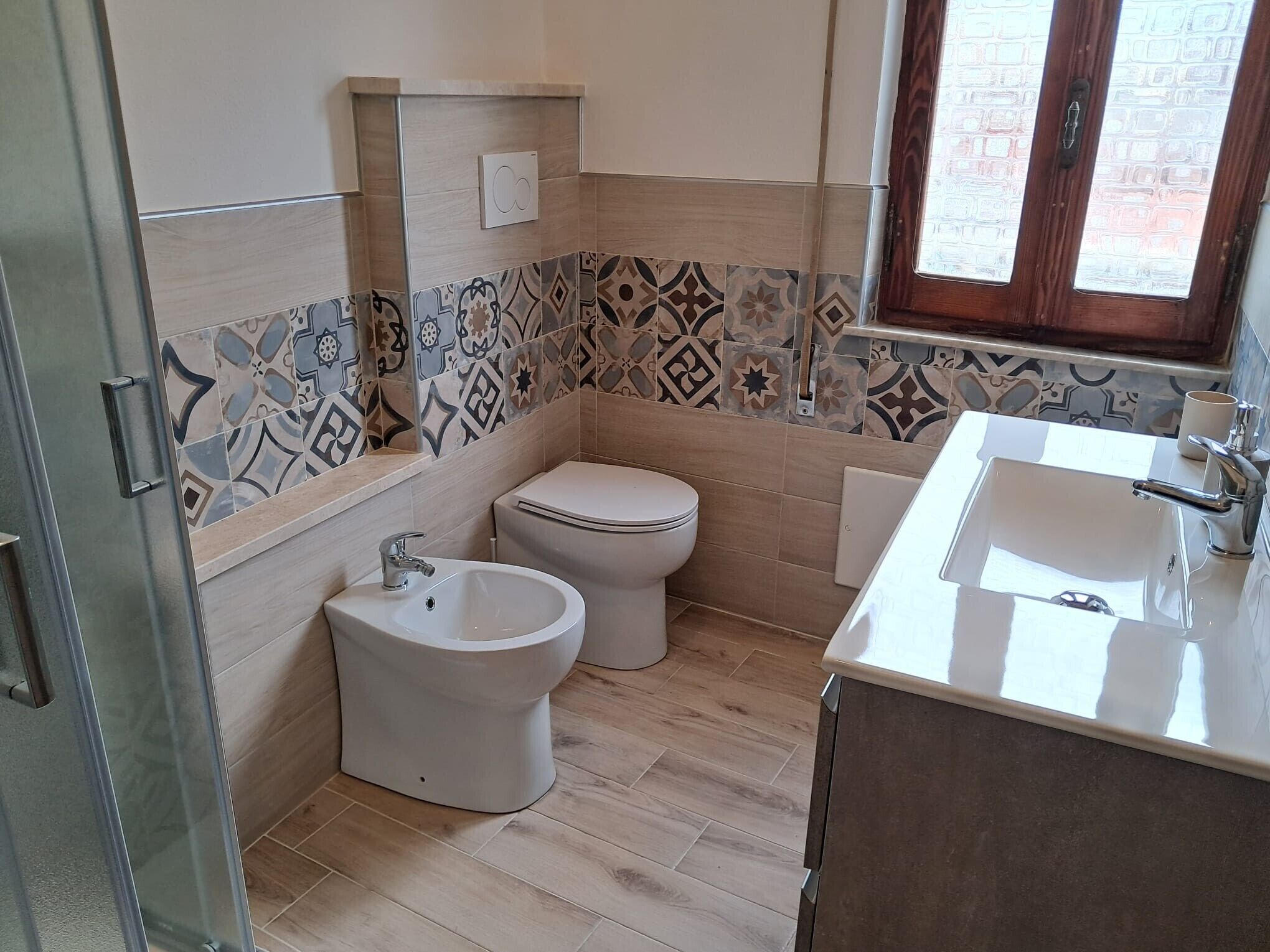 Een douche, een haardroger, handdoeken