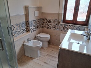 Regadera, secadora de cabello, toallas 