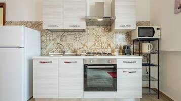 Refrigerador, microondas, horno, placa de cocina