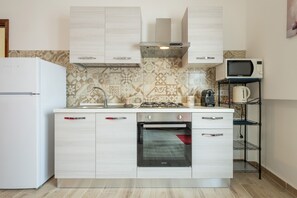 Kylskåp, mikrovågsugn, ugn och spishäll