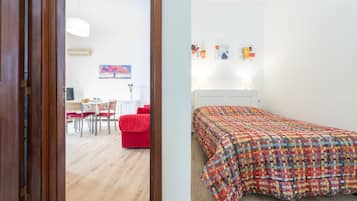 Iron/ironing board, bed sheets