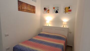 Iron/ironing board, bed sheets