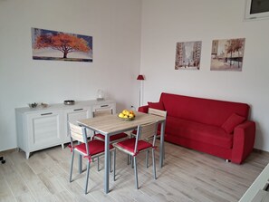 Dining - Apartment 'Il Decimomiglio' with Balcony (Decimomannu)