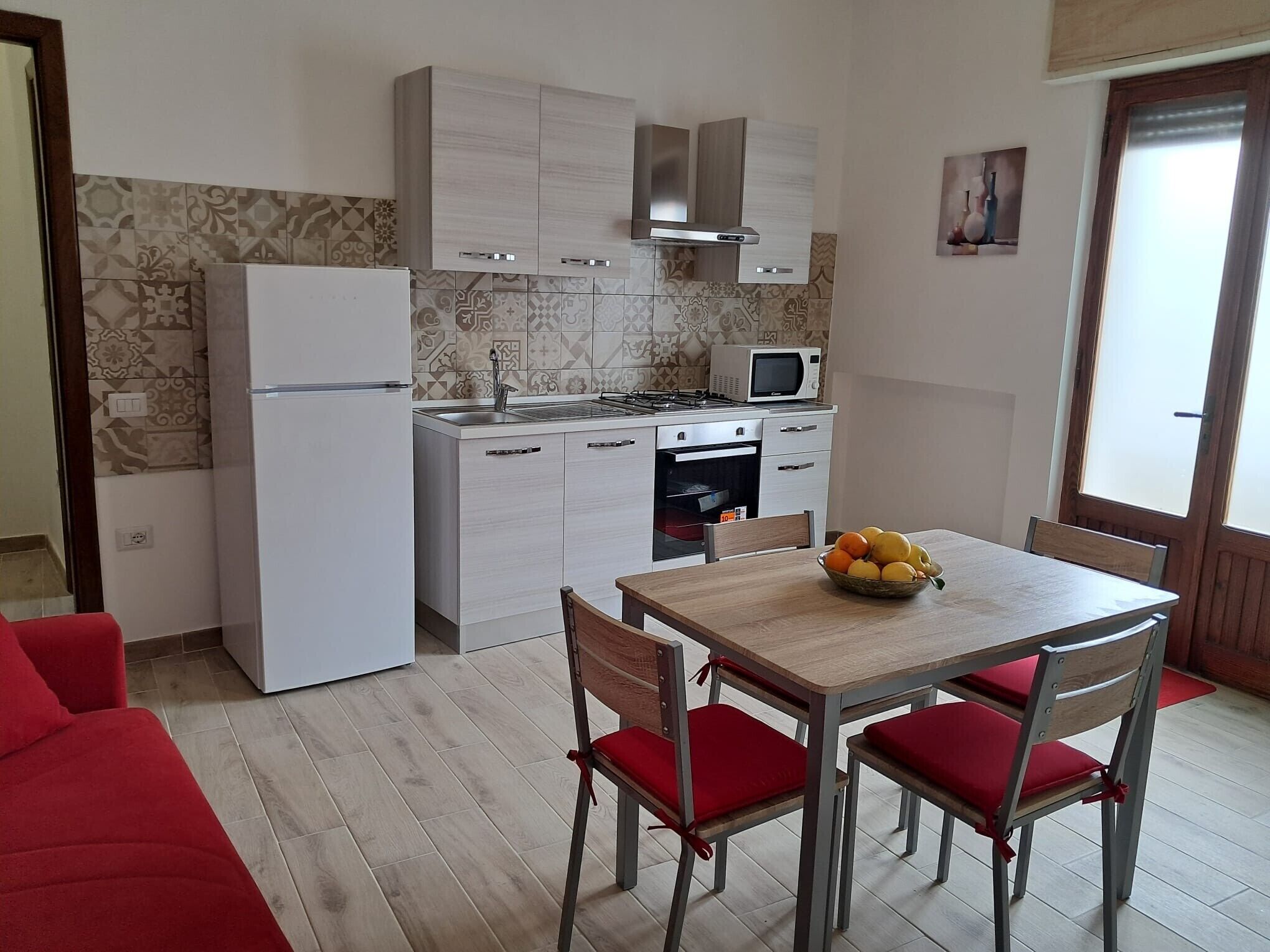 Frigorífico, microondas, horno y placa de cocina