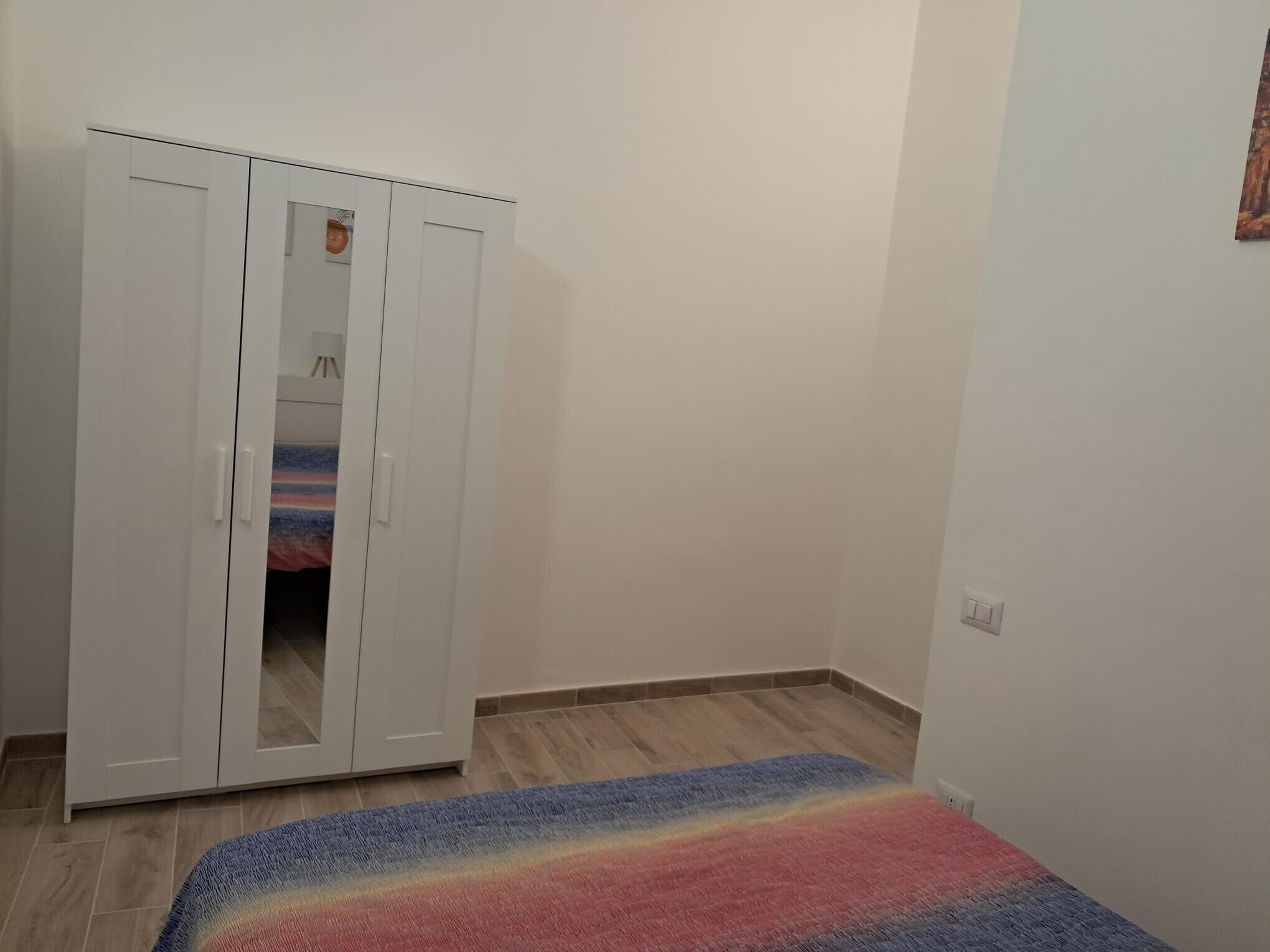 Een strijkplank/strijkijzer, beddengoed