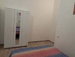 Tabla de planchar con plancha y ropa de cama 