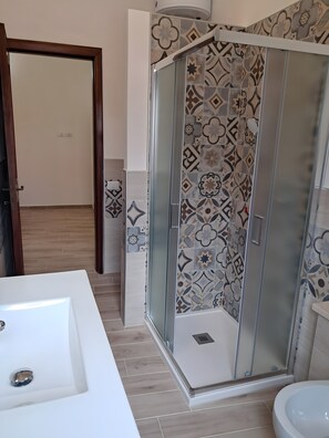 Dusj, hårføner og håndklær