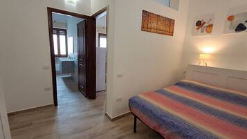 Een strijkplank/strijkijzer, beddengoed