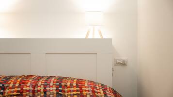 Tabla de planchar con plancha y ropa de cama