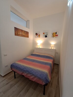 Tabla de planchar con plancha y ropa de cama 