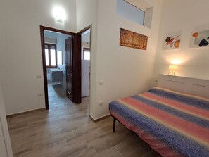 Tabla de planchar con plancha y ropa de cama 