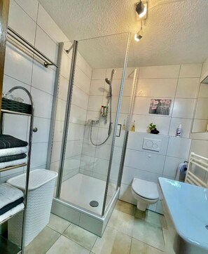 Shower, hair dryer, towels, soap - Vacation apartment AM ECK (Rust)
