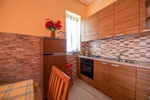 Frigorifero, forno, piano cottura, macchina per tè/caffè