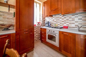 Fridge, oven, stovetop, coffee/tea maker