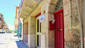 Ein Gebäude mit roter Tür und einem Schild mit der Aufschrift 'La Dimora del Monsignore'.