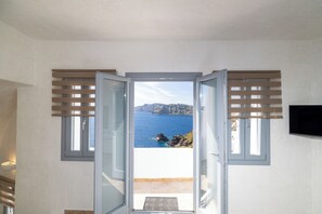 Panoramic Suite, Hot Tub, Sea View | Egyptian cotton sheets, premium bedding, blackout drapes, soundproofing - Santo Blue Horizon - The Blue Domes View (Santorini)