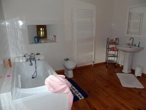 Shower - Grande Maison De Campagne Holiday Home in Saint-Christophe d'Allier (Saint-Christophe d'Allier)