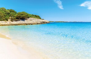 Beach - Stylish Contemporary Villa with Gardens, Boules Pitch and Guest Cottage near Bonifacio (Bonifacio)