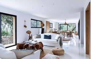 Living area - Stylish Contemporary Villa with Gardens, Boules Pitch and Guest Cottage near Bonifacio (Bonifacio)
