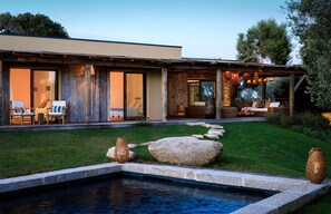 A heated pool - Stylish Contemporary Villa with Gardens, Boules Pitch and Guest Cottage near Bonifacio (Bonifacio)