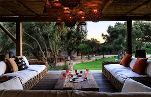 Outdoor dining - Stylish Contemporary Villa with Gardens, Boules Pitch and Guest Cottage near Bonifacio (Bonifacio)