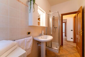 Douche, bidet, serviettes fournies