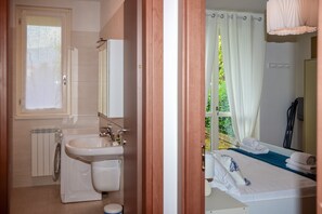 2 bedrooms, iron/ironing board, free WiFi, bed sheets - Bellagio Breva - One Bedroom Apartment, Sleeps 2 (Bellagio)