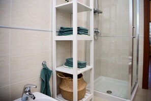 Shower, hair dryer, bidet, towels - Bellagio Infinity Apartment (Bellagio)