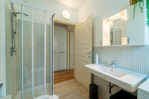 Shower, bidet, towels - Como Modern Bellinzona (Como)