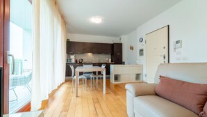 A modern apartment with a dining area, kitchen, and living room. - Como Modern Bellinzona (Como)