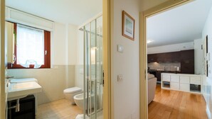 A modern bathroom with a glass shower, a toilet, and a sink. - Como Modern Bellinzona (Como)